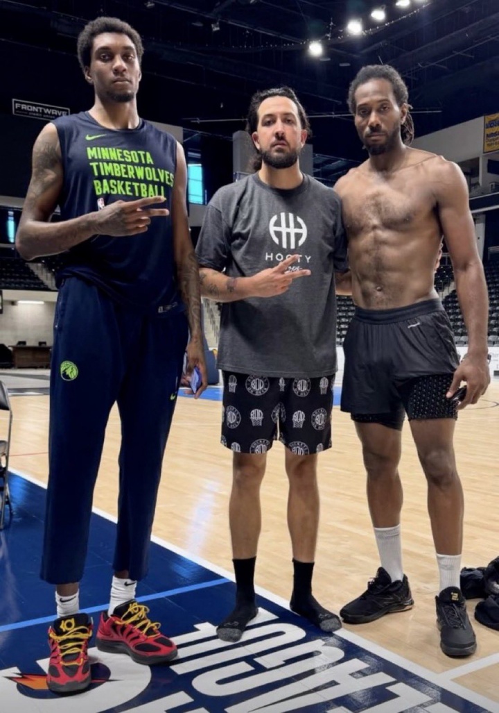 瘦了？莱昂纳德和麦克丹尼尔斯一起训练 六块腹肌轮廓明显