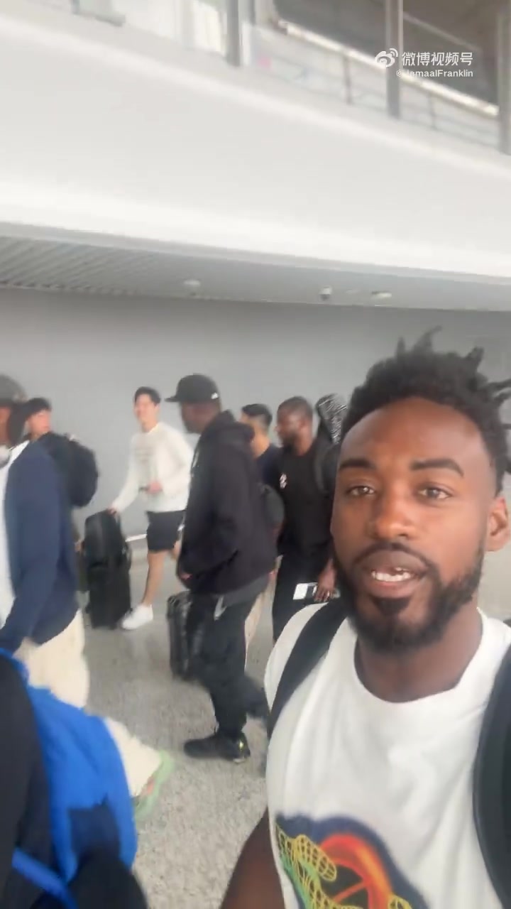 到了！莱昂纳德和前CBA外援富兰克林今天中午已经抵达成都