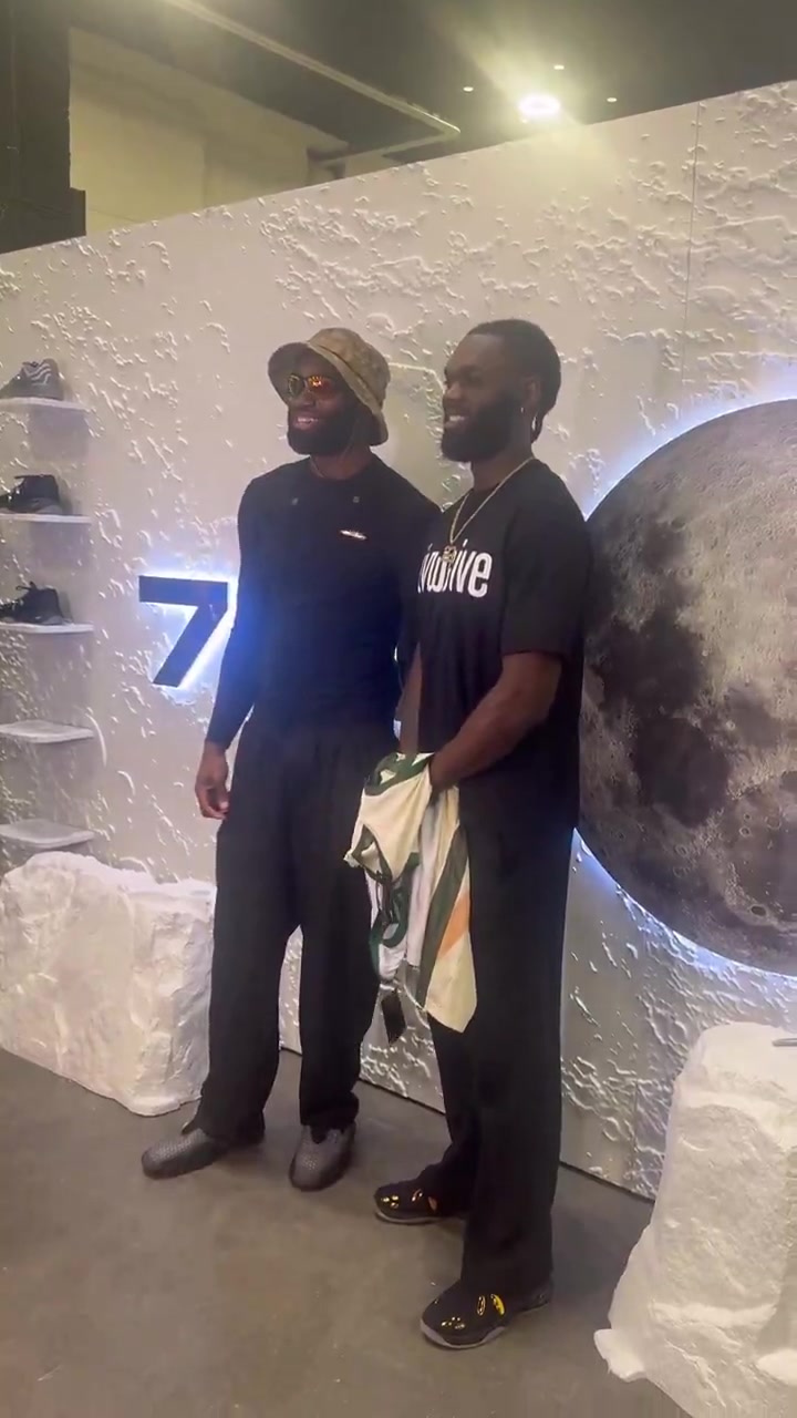 感觉比本尊还高啊！杰伦-布朗与自己的模仿者合影 笑开了花