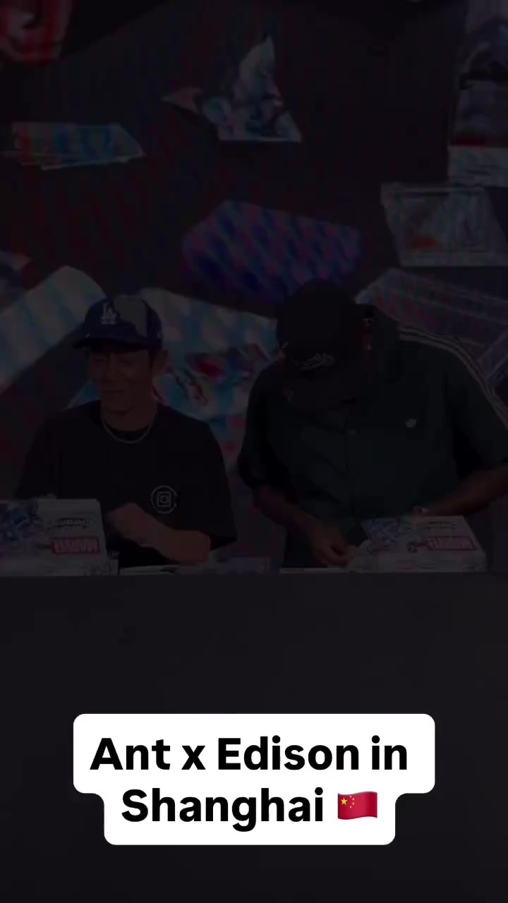 爱德华兹中国行与冠希哥拆卡&签名 被家人海报吸引特意送上签名