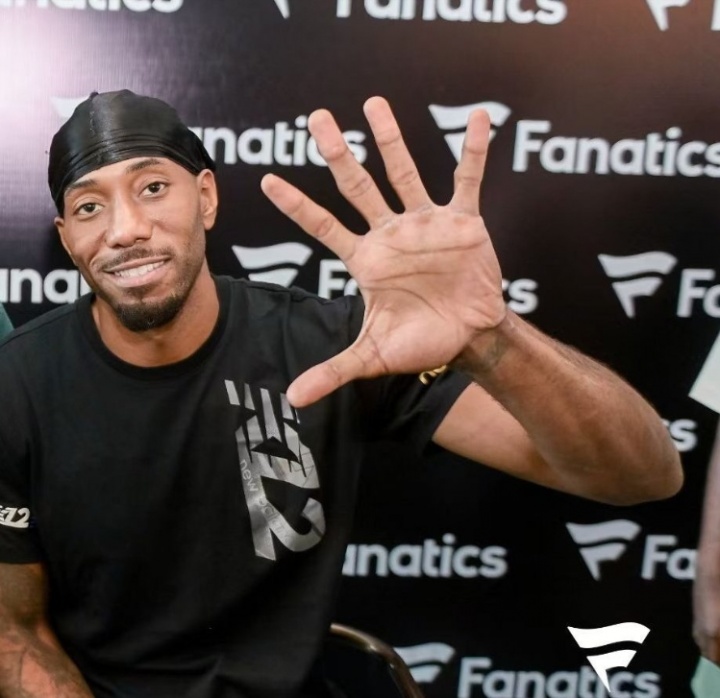 小卡中国行再次展示自己的大手 但看得出似乎也有一些伤病痕迹