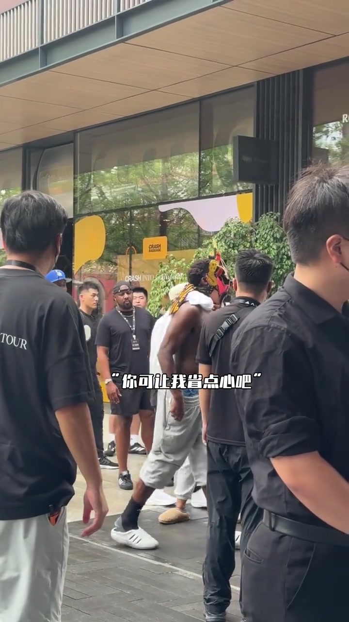 🙈正经点！华子内裤外漏 女友赶紧给他提上去