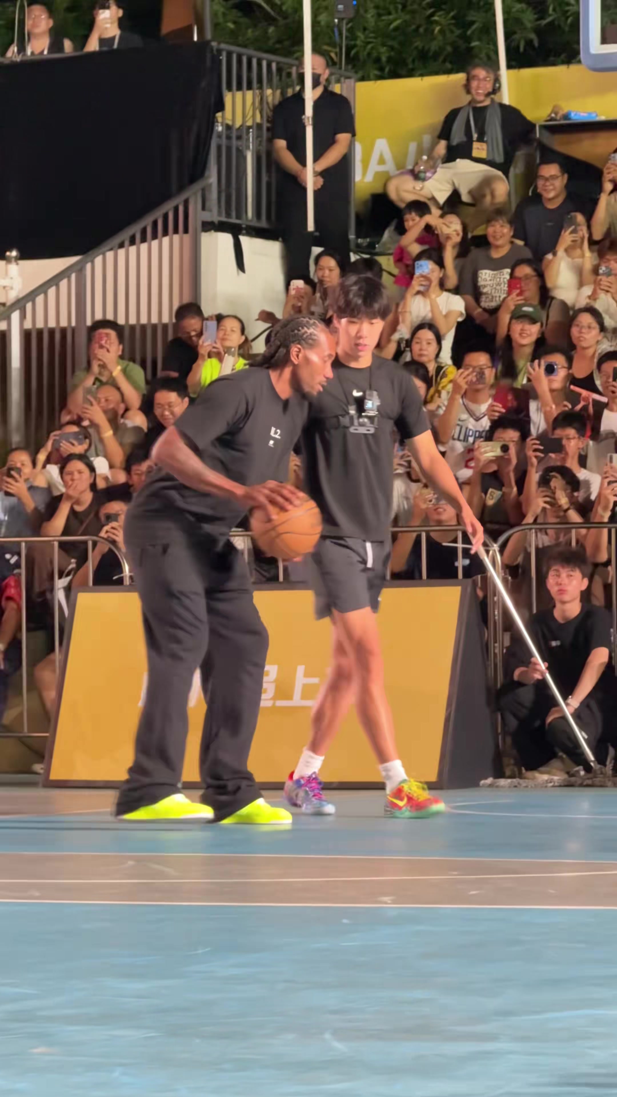 看似简单但细节满满！莱昂纳德亲自教吴勇豪和柯冉翻身跳投