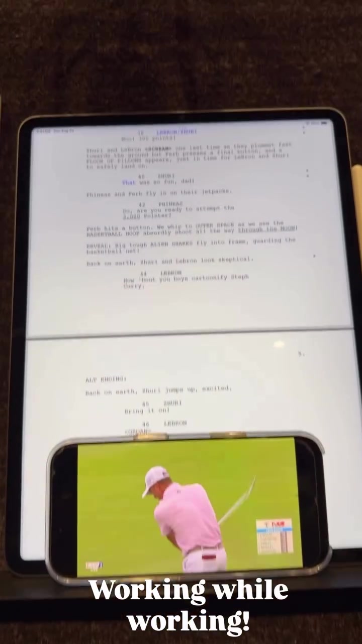 时间管理！詹姆斯晒一边看剧本一边看高尔夫：工作的同时工作！