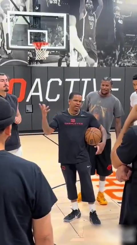 训练师晒杰伦-格林近期5v5视频 过人上篮一气呵成