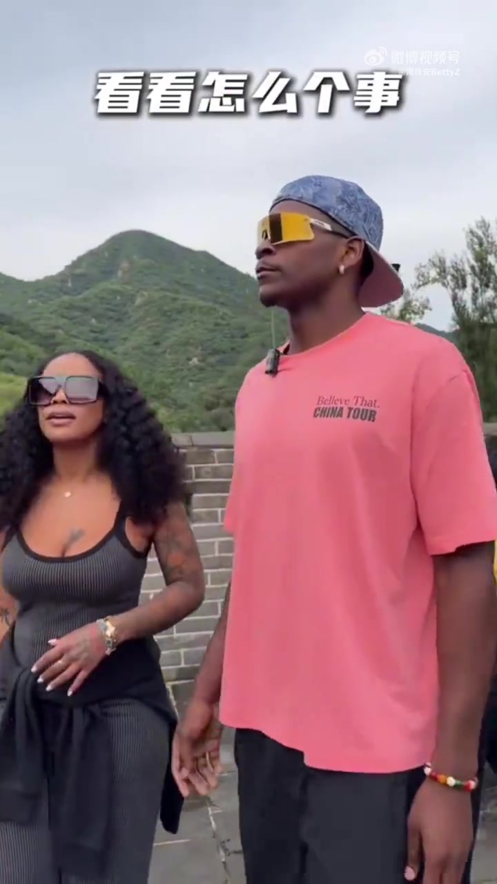 周玲安：爱德华兹说长城真的很难爬很陡 他现在是真正的好汉了