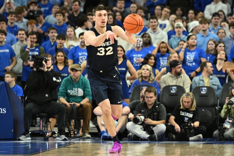 大学六年报销一年！名记：快船签下大龄落选前锋扎克-弗里曼托