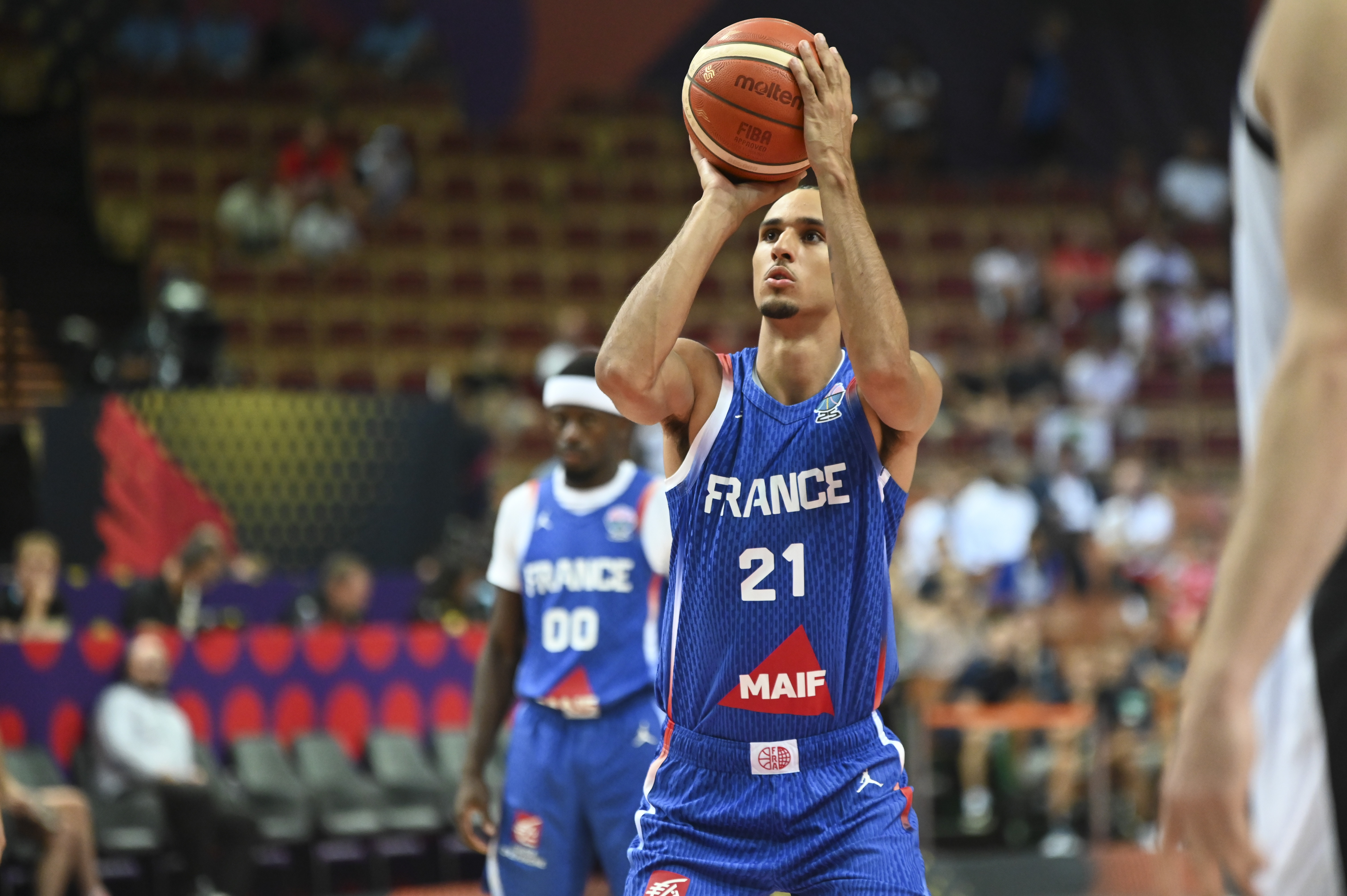 里萨谢法国队前两战30分钟内砍下22分 三分10中6&正负值+22