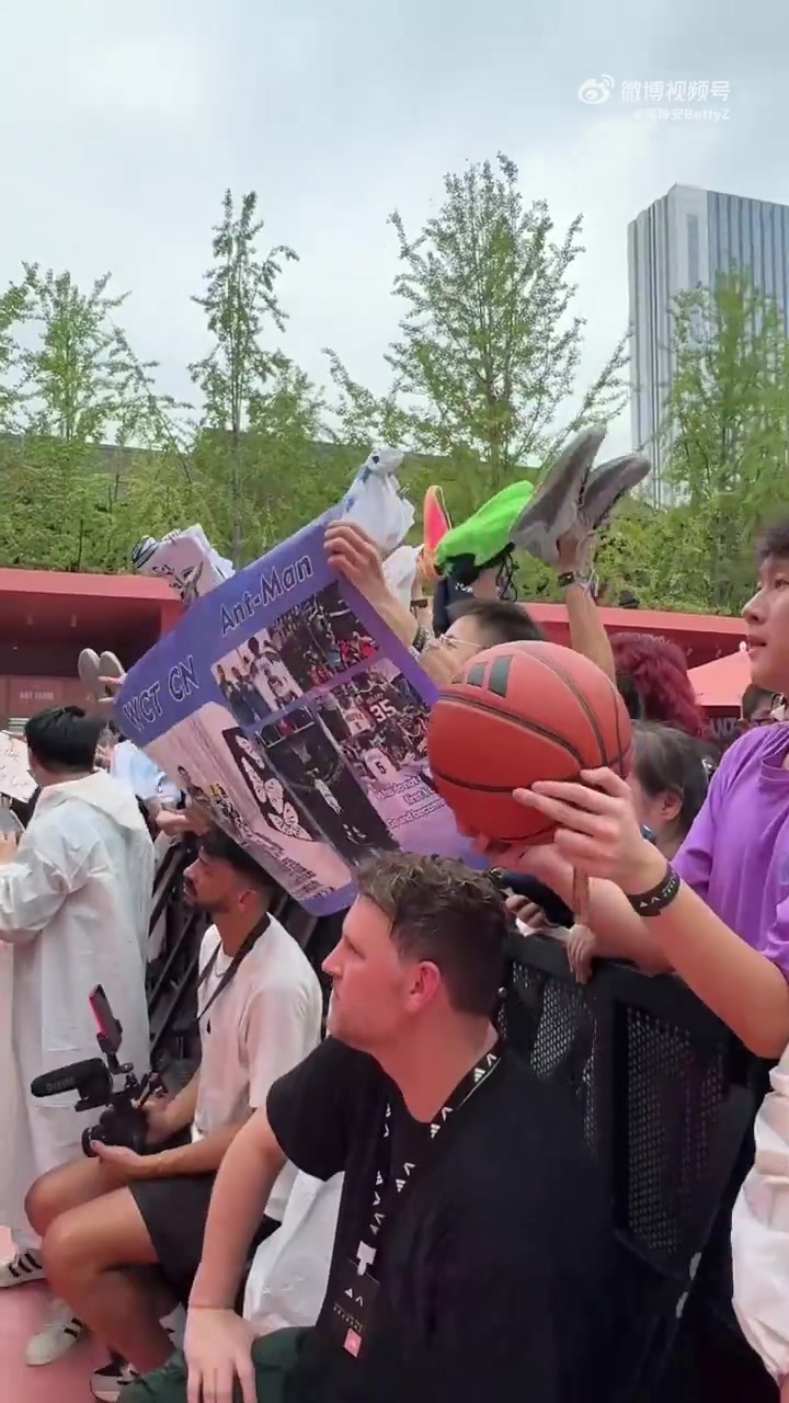 周玲安：爱德华兹休赛期一直在加练中距离跳投和脚步动作