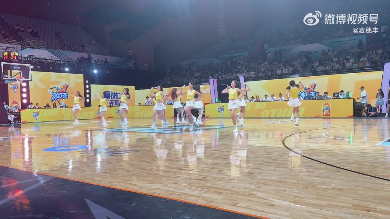 青春活力！媒体人晒亚洲大学生篮球联赛啦啦队的表演视频