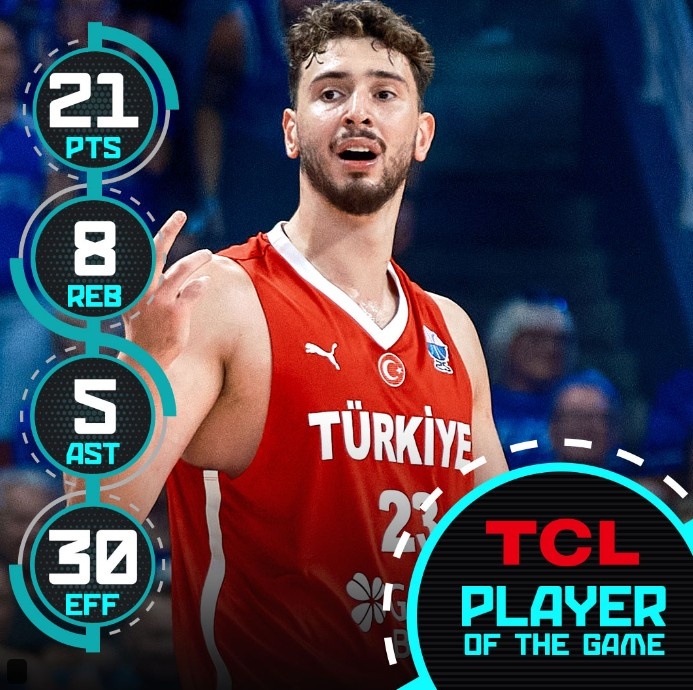 申京13投8中&三分3中2得到21分8板5助 赛后当选全场最佳