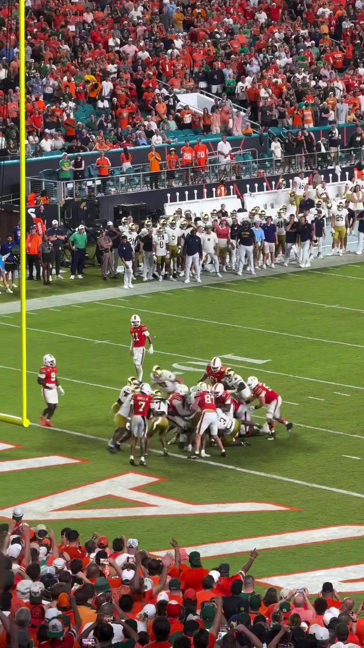 今儿不苦练今儿休息！库明加今日现身迈阿密观战大学橄榄球比赛