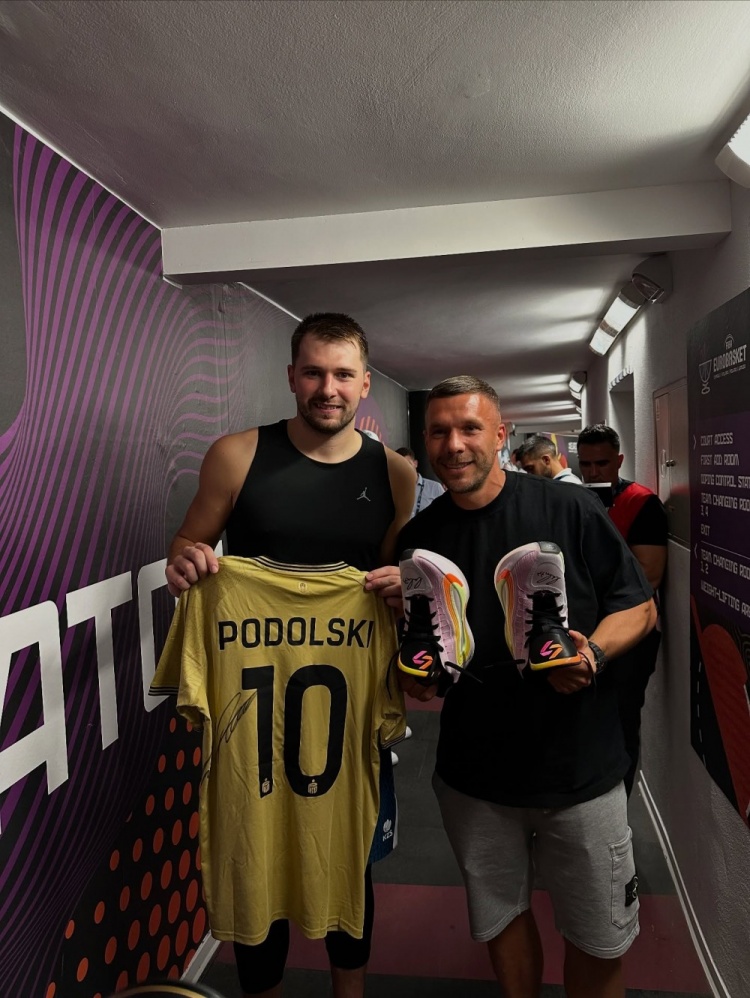 赢球开心！东契奇赛后和前德国国脚波多尔斯基交换礼物