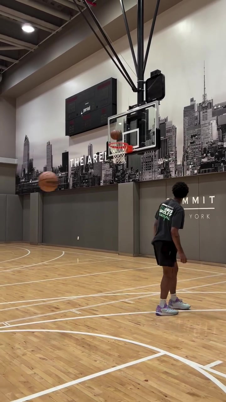 出手很柔和！知名训练师晒杰伦-布朗练习单打的视频