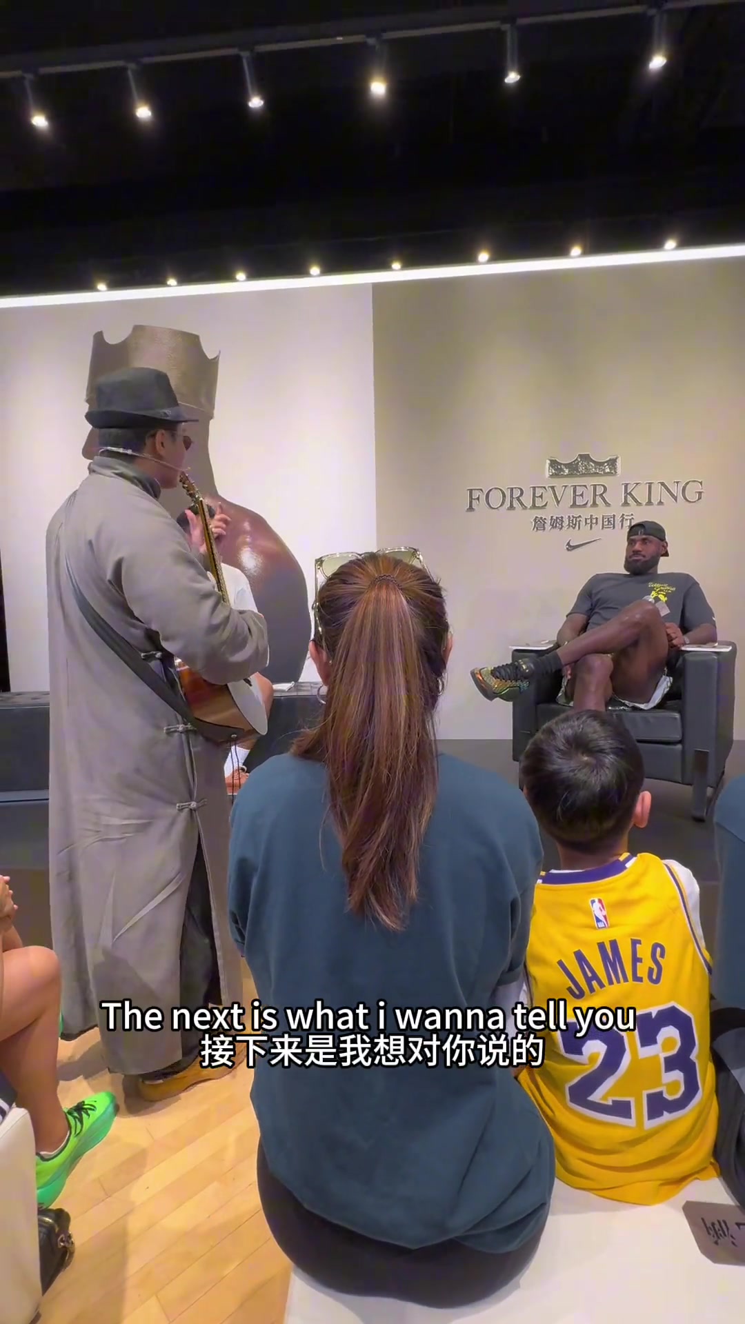 有心了！球迷现场演唱为詹姆斯创作的rap 老詹主动与其握手