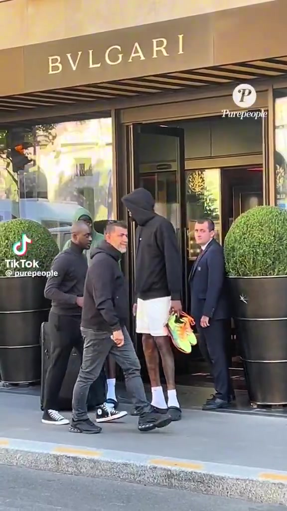 气质太特别！杜兰特现身巴黎街头 上身连帽衫下身短裤 手拿球鞋