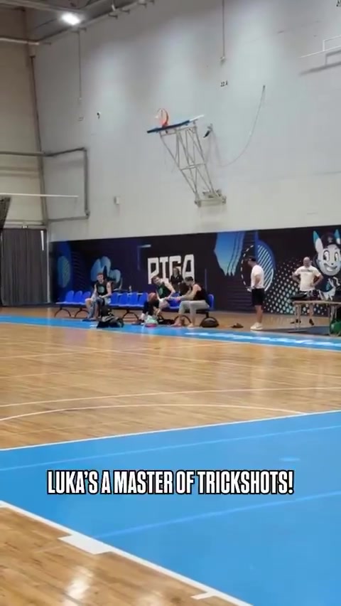 秀个狠活儿！东契奇训练场边休息 小手一抖飙进半场“坐投”