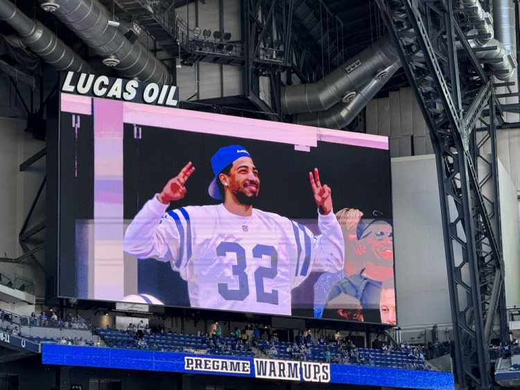 印城主人翁！哈利现身同城NFL球队小马队主场观看揭幕战