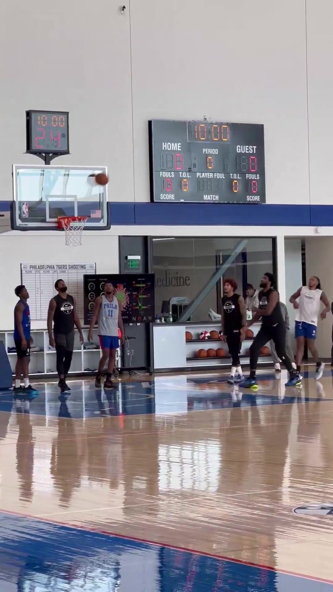 看来恢复不错！恩比德在训练时轮流和队友进行一对一单挑